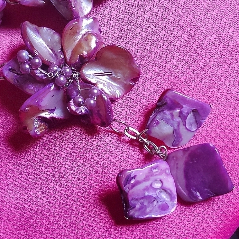 Mother Of Pearl Flower Necklace Earrings Set - Picture 7 of 11
